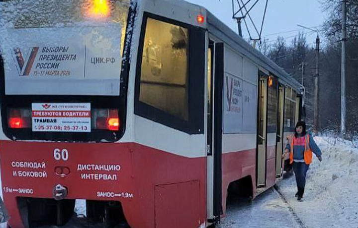 На улице Щегловская Засека в Туле трамвай сошел с рельсов