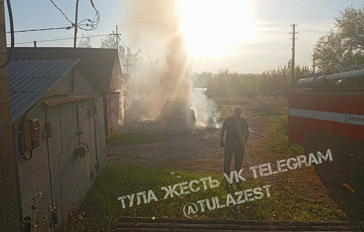 ﻿В тульском поселке Шатск сгорел автомобиль вечером 16 сентября