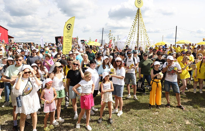 Шесть пар связали себя узами брака на «Дикой Мяте» в Тульской области