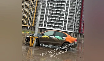 В Туле водитель каршеринга влетел в столб и ушёл с места аварии