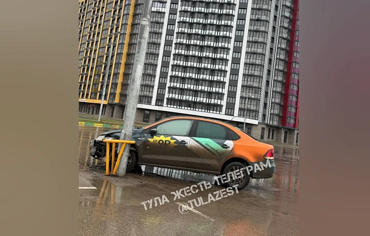 В Туле водитель каршеринга влетел в столб и ушёл с места аварии
