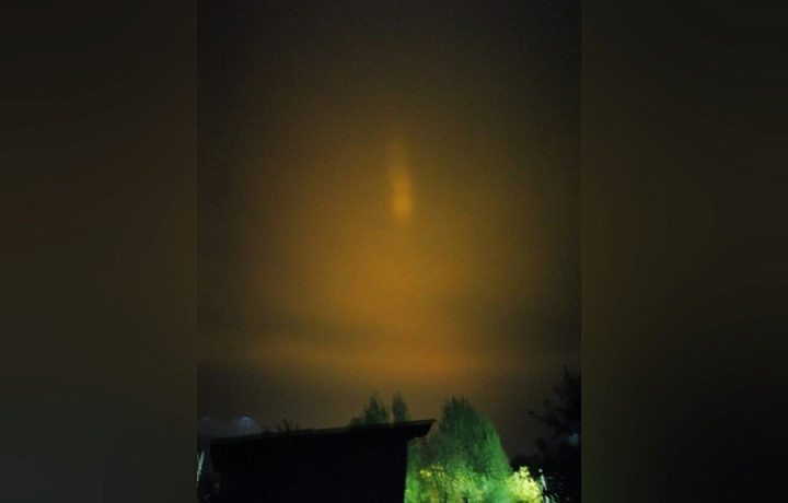 В Щекино местные жители заметили странную точку в небе