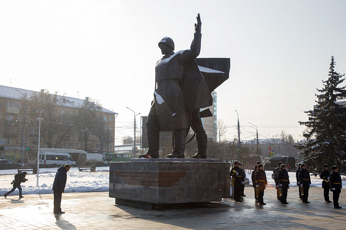 В Туле на площади Победы губернатор Алексей Дюмин возложил цветы к Вечному огню