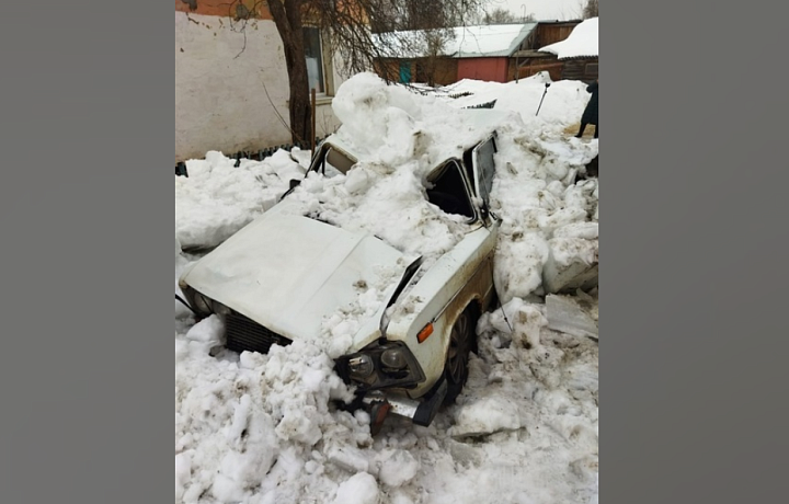 В Узловском районе снежная глыба, упавшая с крыши, раздавила легковушку с водителем внутри