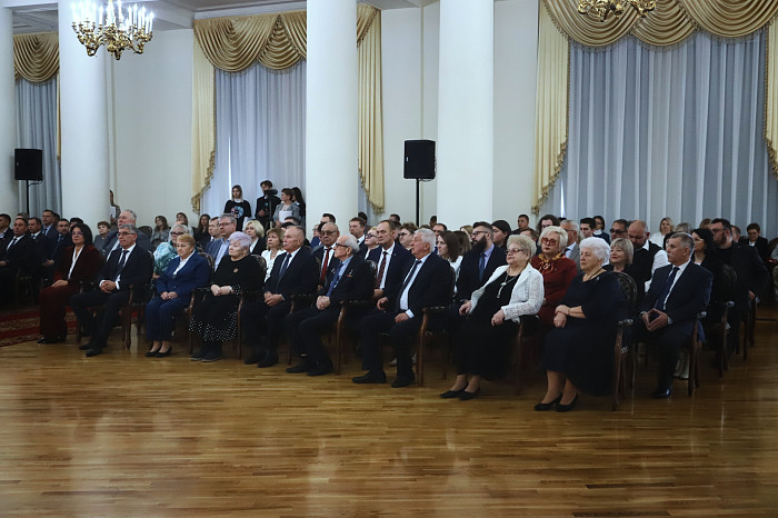 «В ваших руках находится будущее нашей страны»: Дмитрий Миляев вручил награды работникам системы среднего профобразования региона