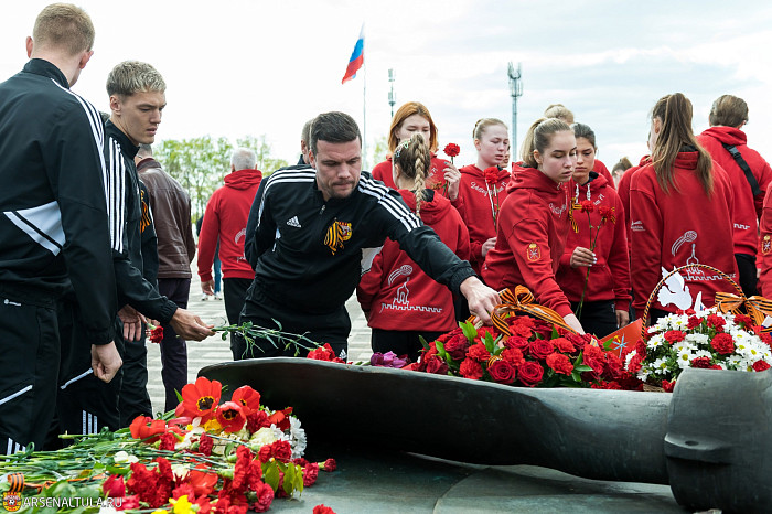 Футболисты «Арсенала» и волейболистки «Тулицы-2» возложили цветы к мемориалу «Защитникам неба Отечества»
