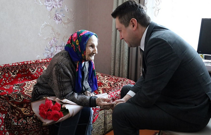 В Новомосковске поздравили с днем рождения 101-летнюю местную жительницу