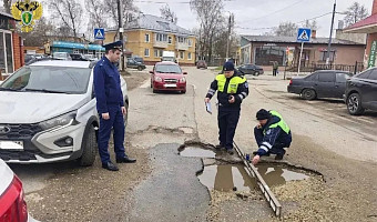 Опасные дороги выявили на шести улицах Богородцика во время проверки прокуратуры