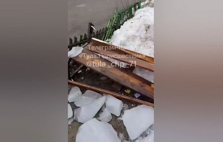 В тульской Косой Горе с крыши здания рухнула глыба льда и сломала лавочку