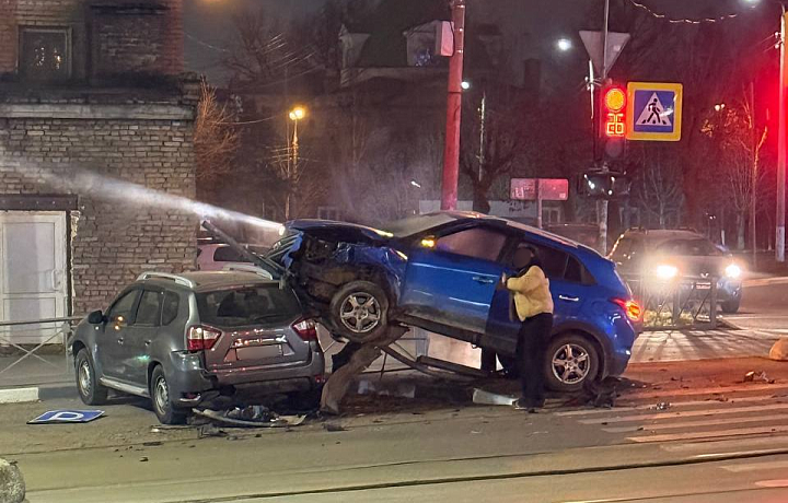 Два автомобиля столкнулись на улице Максима Горького в Туле