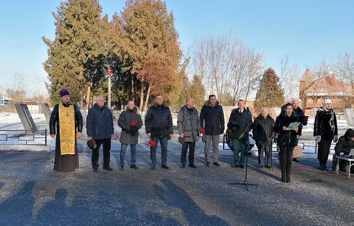 Тульские депутаты приняли участие в возложении цветов к мемориалу защитникам Тулы