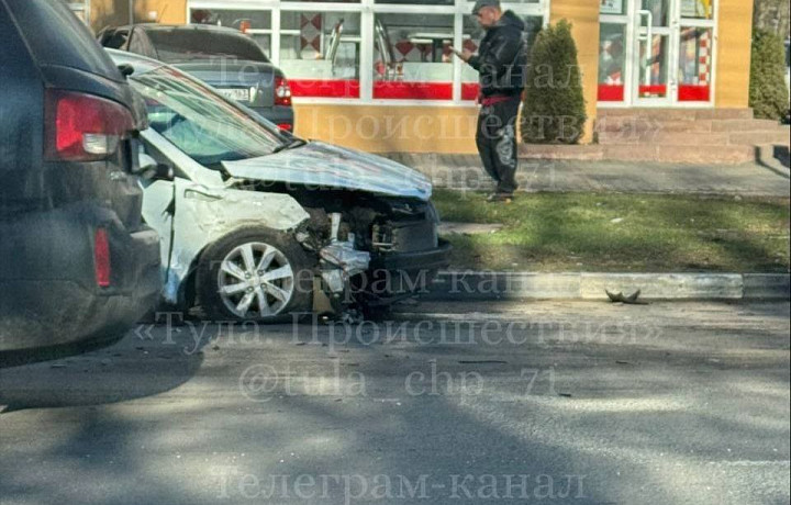 В Туле на улице Октябрьской столкнулись «Киа Рио» и «Лада Приора» - есть пострадавший