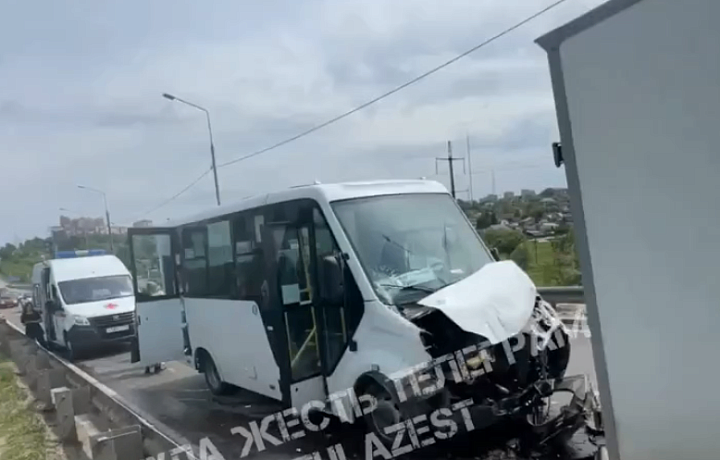 На Калужском шоссе в Туле столкнулись водитель автобуса и автомобиля