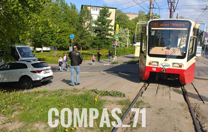 На улице Металлургов в Туле столкнулись легковой автомобиль и трамвай