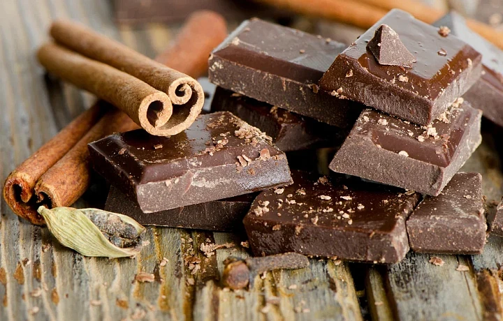Диетолог Гинзбург рассказал, какой шоколад полезнее – молочный, горький или диетический