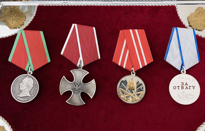 Почет и уважение: какие награды есть в Тульской области, как их получить и что за это положено?