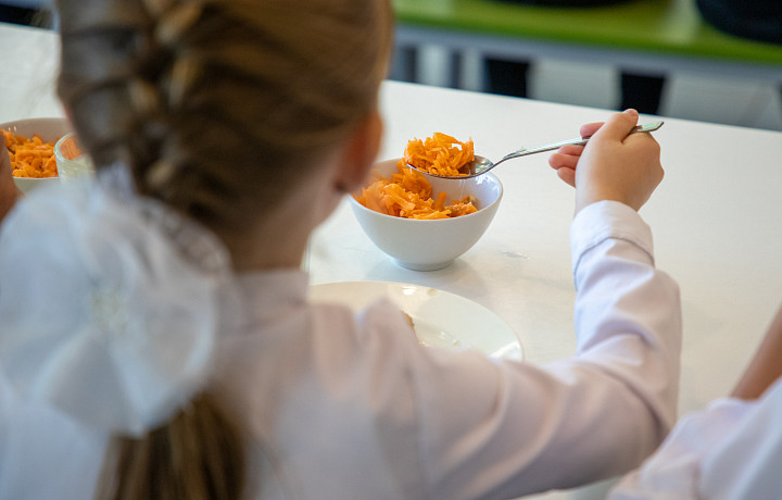 Роспотребнадзор назвал тулякам продукты для укрепления зубов ребенка