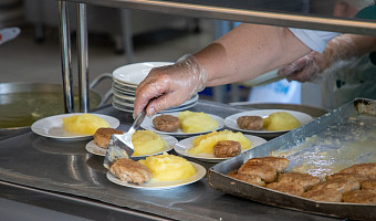 Депутаты предлагают отделять «чипсы от котлет» в школьном питании: а чем кормят детей в тульских столовых 