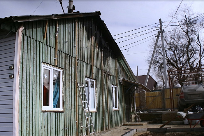 «Если бы не забор, мы бы сгорели вообще»: жители улицы Скуратовской в Туле заявили об ущербе после пожара в заброшенном общежитии