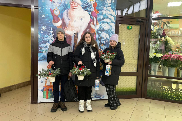 «Цветной бульвар» провел мастер-класс по изготовлению новогодней композиции для детей из Тулы
