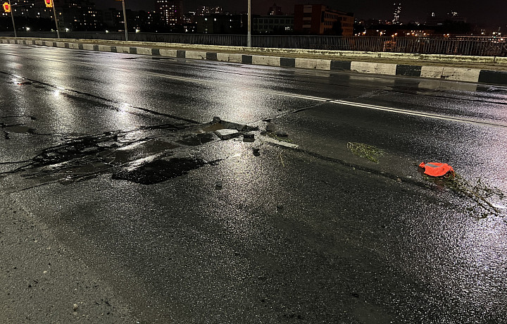 «Пробиты шины и покрышки, погнуты диски»: пострадавшие из-за ямы на Павшинском мосту в Туле автомобилисты рассказали подробности