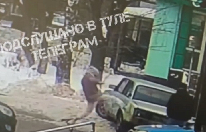 В Туле неизвестный отпинал машину и разбил в ней окно