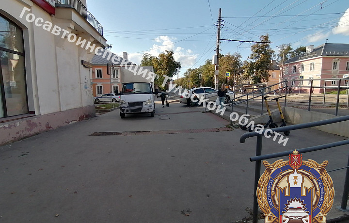 На улице Металлургов в Туле газель наехала на пешехода при движении задним ходом