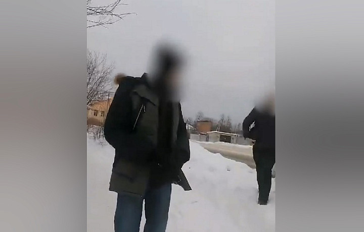 Появилось видео задержания 17-летнего подростка, напавшего с ножом на друга в Суворове