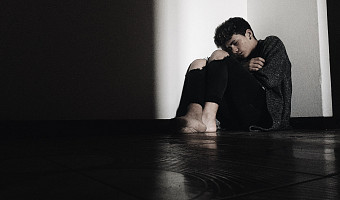 «Такие намёки нельзя оставлять без внимания»: как распознать, что человек на грани – поговорили с психотерапевтом на «запретную тему»