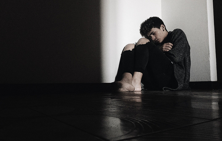 «Такие намёки нельзя оставлять без внимания»: как распознать, что человек на грани – поговорили с психотерапевтом на «запретную тему»