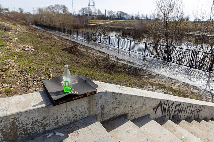 Пролетарская набережная Тулы после «большой воды»: грязь, мусор, коряги – уборка уже идет