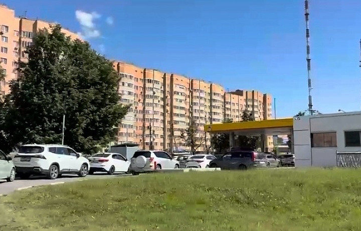 На заправках Тулы выстраились очереди из машин