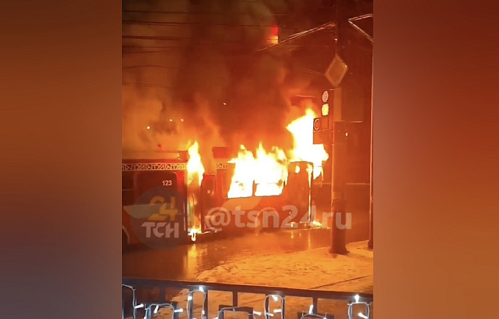 На улице Болдина в Туле сгорел троллейбус вечером 15 декабря