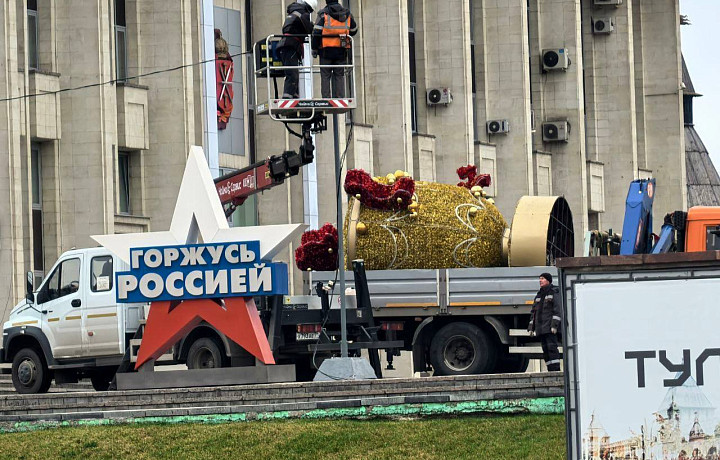 В Тулу привезли новогодние украшения