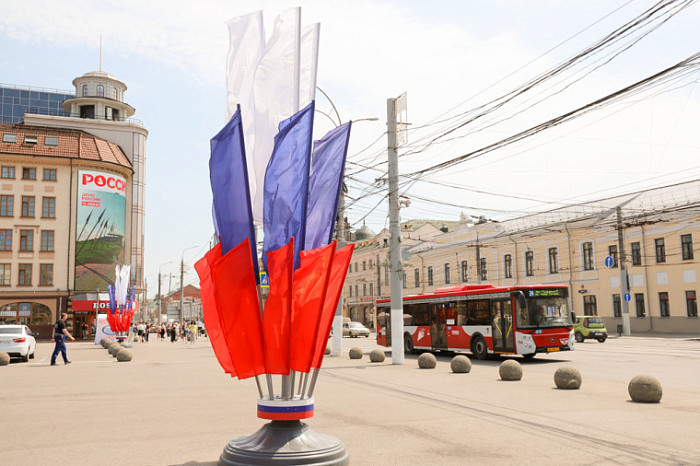 К Дню России Тулу украсили флагами и подсветят здания в цветах триколора