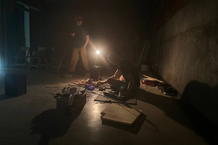 Существует ли «современное» искусство на самом деле: как тульские перформеры общались через звук, пространство и танец в прямом эфире