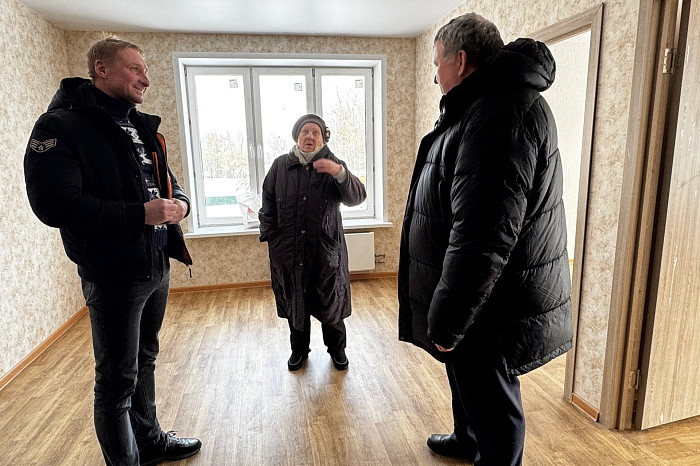 Илья Беспалов вручил ключи от новых квартир 12 семьям, проживавшим в аварийных домах