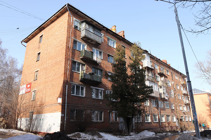 Многодетную семью из Тулы переселили из аварийного дома в заплесневелую коммуналку: власти судятся и не хотят давать новое жилье