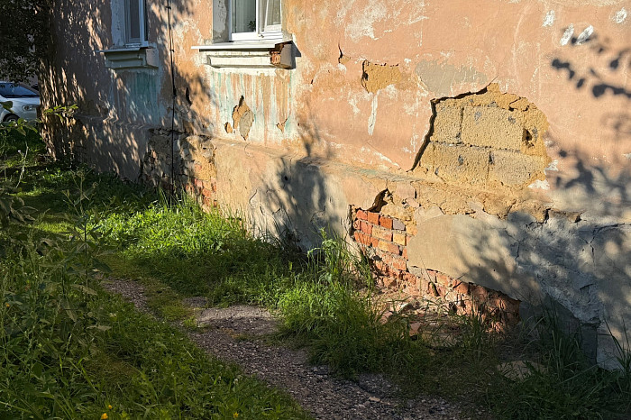 «Как в таком доме прожить еще 15 лет?»: в Щекине двухэтажку признали аварийной, а снос и переселение поставили аж на 2040 год