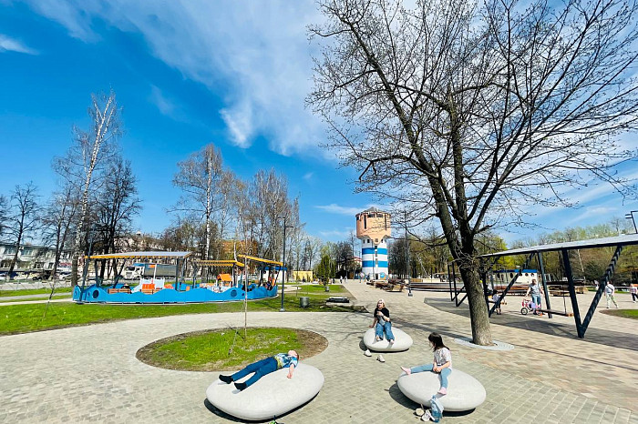 Морской стиль, классные локации, но вытоптанные газоны: тульские родители назвали плюсы и минусы игровых пространств обновленного Кировского сквера