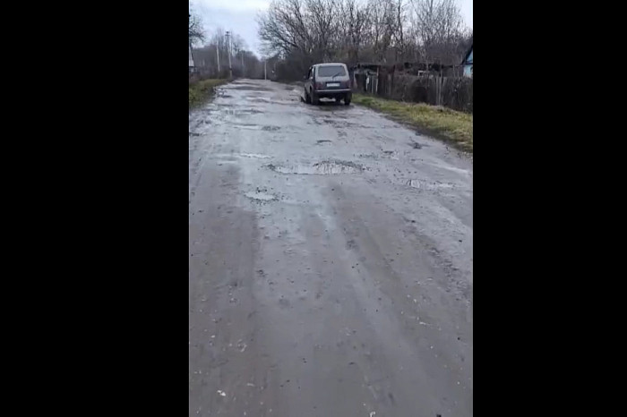 «Все старое и ненужное засыпается в колеи»: жители поселка Казановка под Кимовском утонули в грязи, но власти говорят, что денег нет «Все старое и ненужное засыпается в колеи»: жители поселка Казановка под Кимовском утонули в грязи, но власти говорят, что денег нет