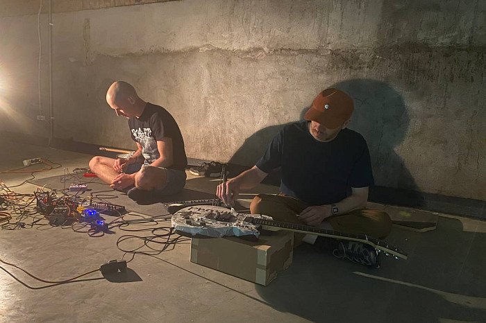 Существует ли «современное» искусство на самом деле: как тульские перформеры общались через звук, пространство и танец в прямом эфире