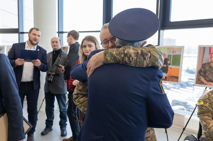 Дмитрий Миляев посетил фотовыставку «Герои СВОей Земли» в парке «Патриот»