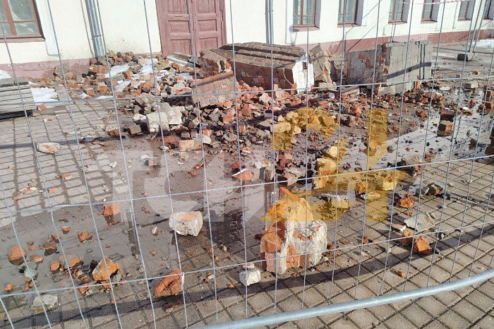 На улице Металлистов в Туле часть здания рухнула на пешеходную зону