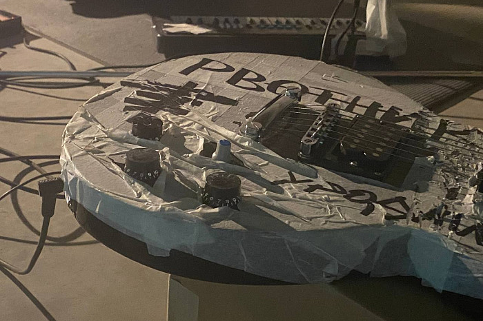 Существует ли «современное» искусство на самом деле: как тульские перформеры общались через звук, пространство и танец в прямом эфире