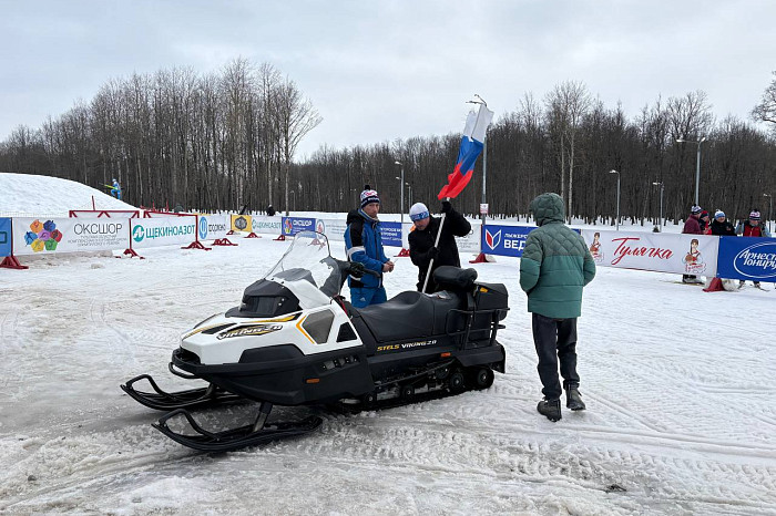 «Это уже скоро будет наша семейная традиция»: в Тулу на ночную лыжную гонку приехали более 700 любителей спорта из разных городов
