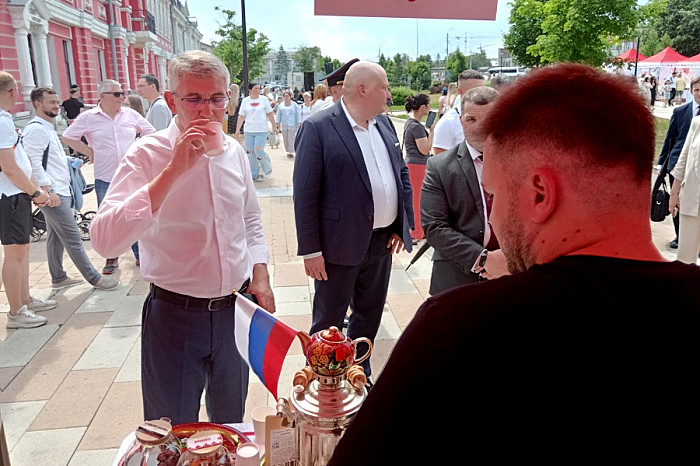 Губернатор Миляев осмотрел праздничные площадки в Туле в День России Губернатор Миляев осмотрел праздничные площадки в Туле в День России