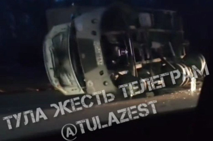 Большегруз опрокинулся после столкновения с легковушкой на трассе М-2 в Тульской области Большегруз опрокинулся после столкновения с легковушкой на трассе М-2 в Тульской области