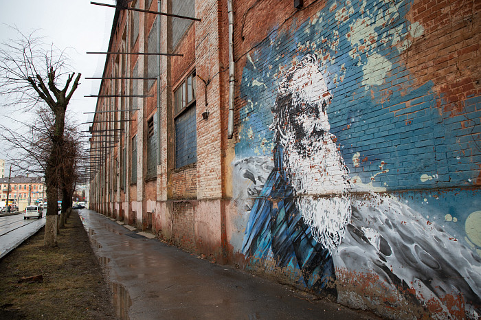 «Молодые люди не считают Толстого бородатым классиком, которому место на антресоли или в кладовке»: как образ Льва Николаевича в городском пространстве трансформирует отношение к нему