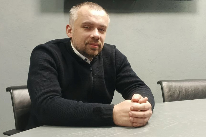 «Есть два типа людей: те, кому смешны шутки ниже пояса и те, которые делают вид, что нет»: интервью с психологом-комиком Виктором Фоминым – о поиске юмора, тарологах и самой плохой шутке «Есть два типа людей: те, кому смешны шутки ниже пояса и те, которые делают вид, что нет»: интервью с психологом-комиком Виктором Фоминым – о поиске юмора, тарологах и самой плохой шутке